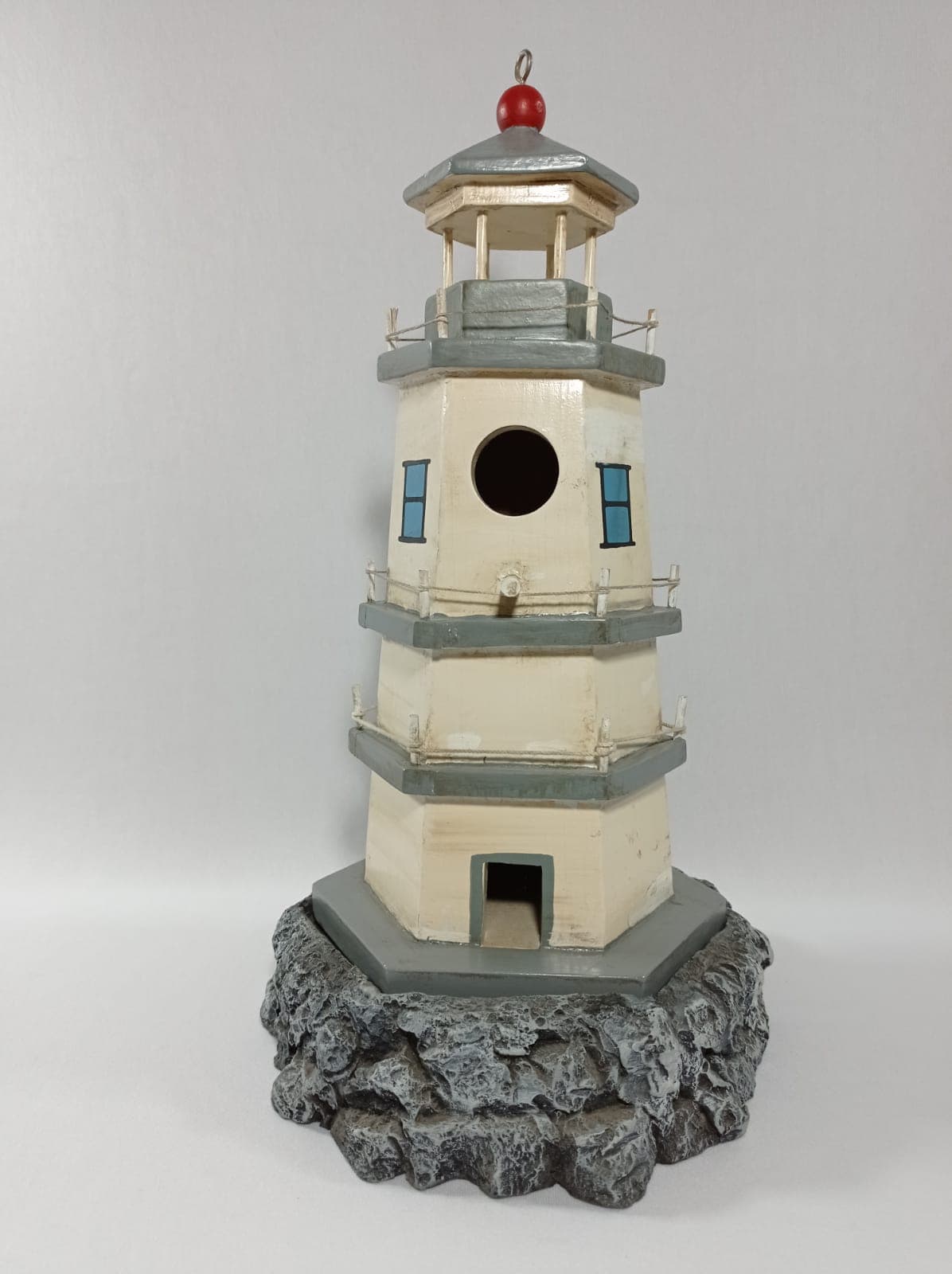faro para sujetar puertas tiene base pesada y una cuña