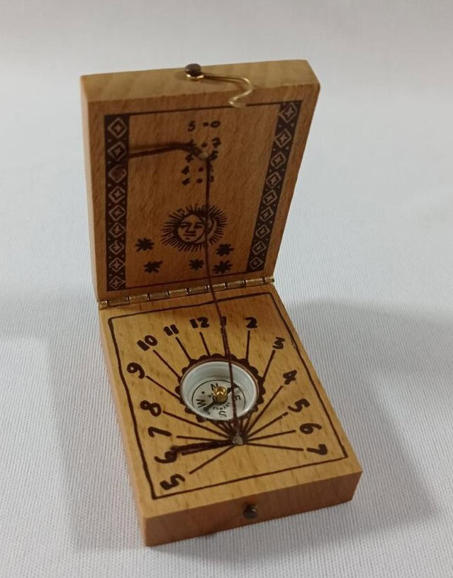 reloj solar portátil forma cajita madera color café