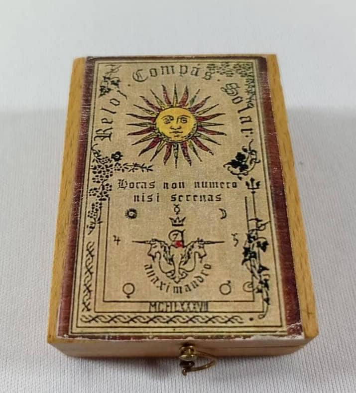 reloj solar de cajita color café