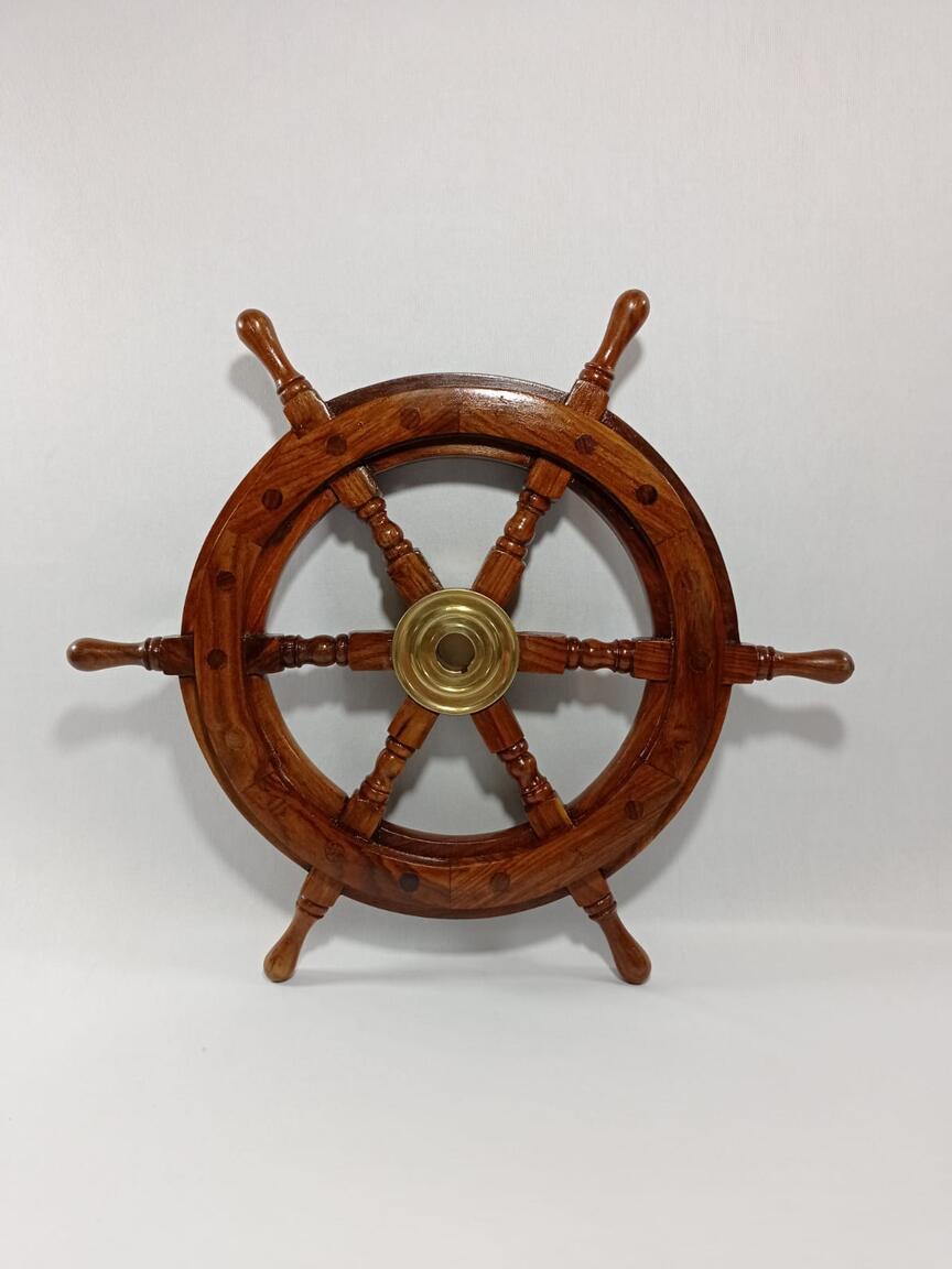 rueda de timón de madera con centro de latón