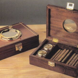caja guarda puros de madera con ventana de claraboya en la tapa y humidificador