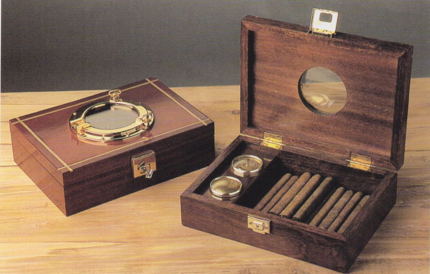 caja guarda puros de madera con ventana de claraboya en la tapa y humidificador