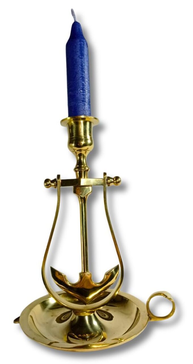 candelero basculante en latón con forma ancla para pared o mesa