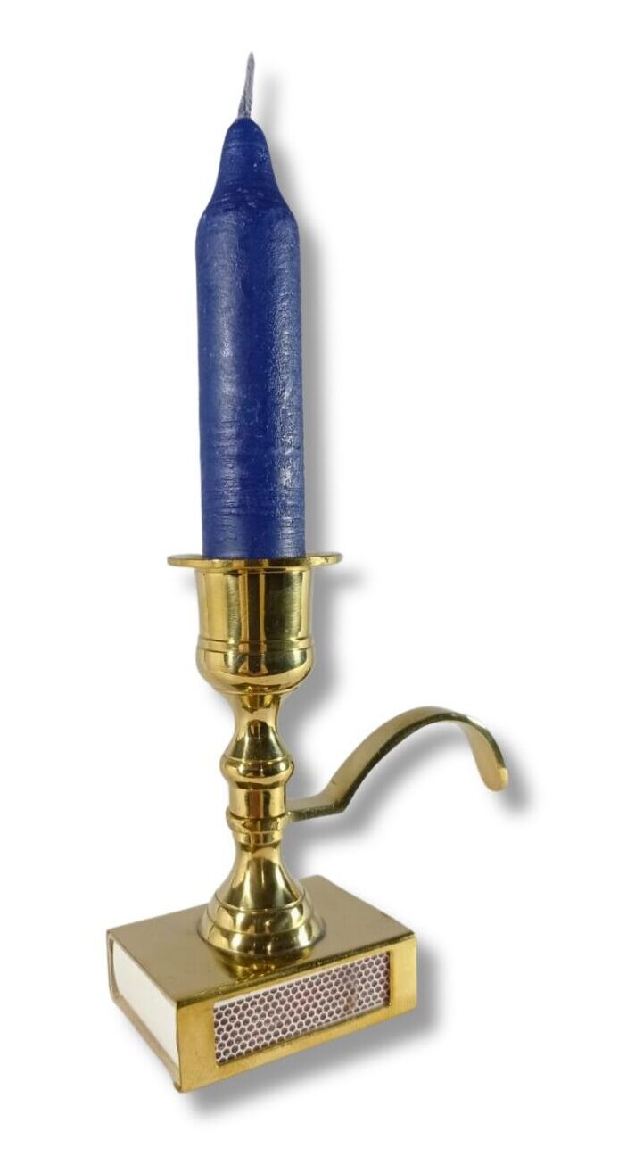 candelero porta cerillos en latón con vela