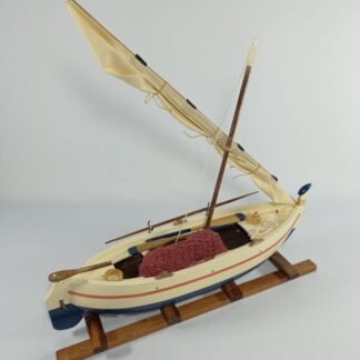laud velero de pesca amarillo claro con color azul abajo linea flotacion