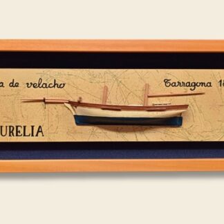 medio casco de barca Aurelia sobre fondo carta