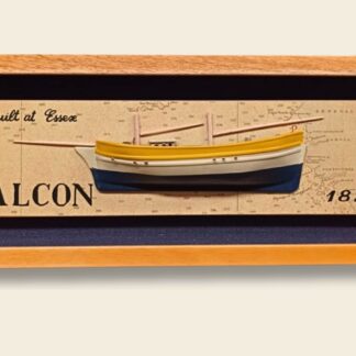 medio casco barca falcon