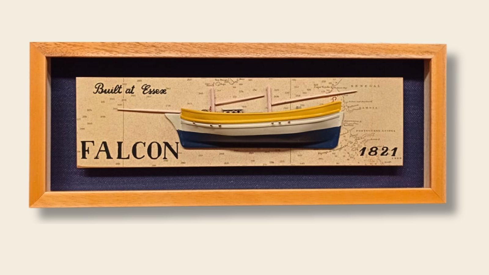 medio casco barca falcon
